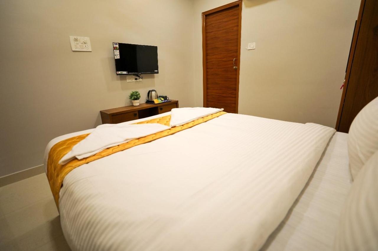 Hotel Ceasta, Beside Us Consulate Hyderabad, Gachibowli Gundipet 외부 사진